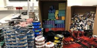 Die Polizei stellte mehrere Dosen mit "Snus" sicher. Foto: Polizei