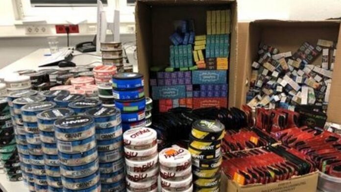Die Polizei stellte mehrere Dosen mit "Snus" sicher. Foto: Polizei
