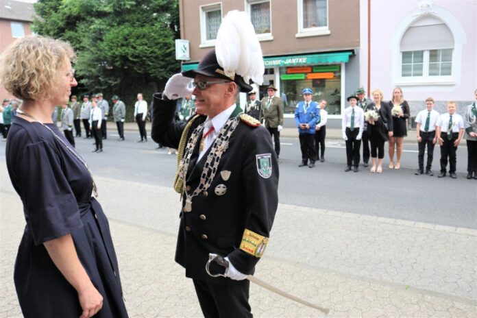 vor dem Rathaus angetreten sind. Foto: Kreisstadt Mettmann