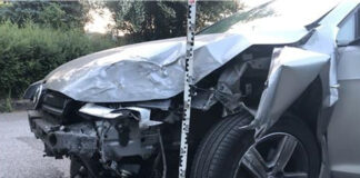 Der VW Golf wurde erheblich beschädigt. Foto: Polizei