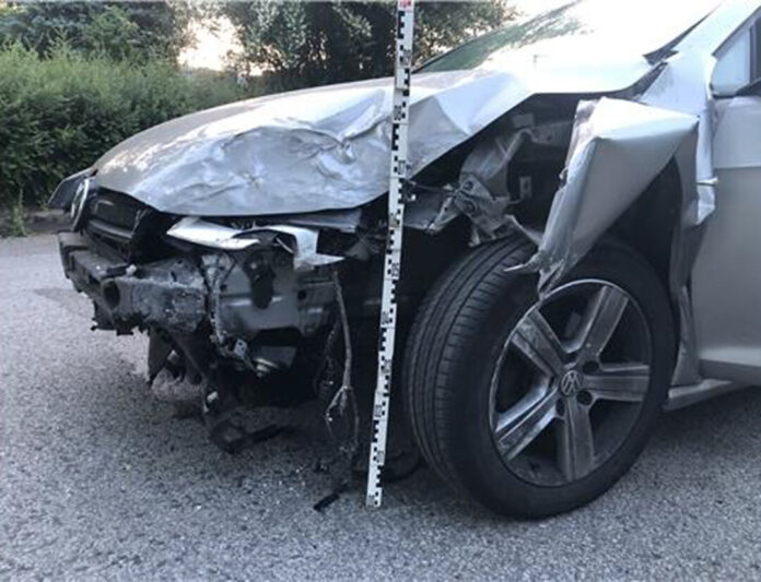 Der VW Golf wurde erheblich beschädigt. Foto: Polizei