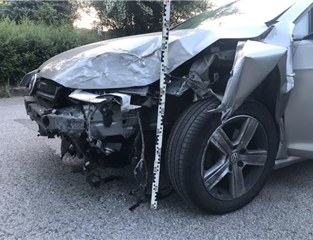 Der VW Golf wurde erheblich beschädigt. Foto: Polizei