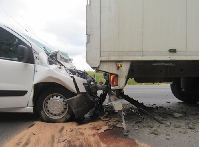 Der Citroen prallte in das Heck des Lkw. Foto: Polizei