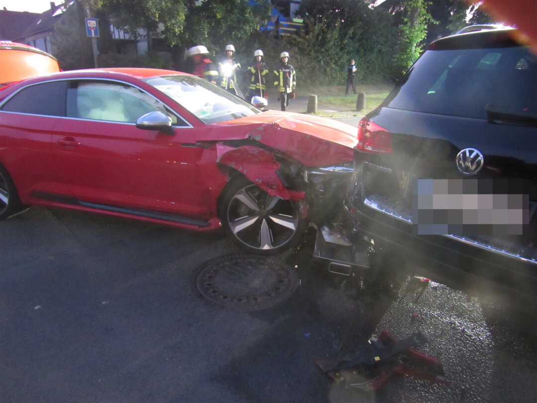 Der Audi prallte mit hoher Wucht gegen den VW. Foto: Polizei