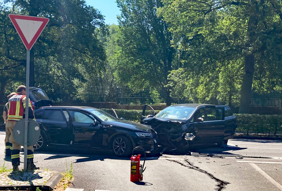 Die beiden Autos waren nach dem Unfall nicht mehr fahrbereit. Foto: Polizei