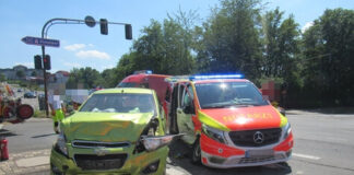 Die beiden Autos prallten zusammen - der Schaden ist groß. Foto: Polizei