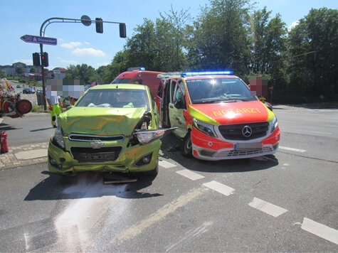 Die beiden Autos prallten zusammen - der Schaden ist groß. Foto: Polizei