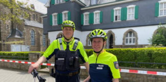 Saskia Pletsch und Jens Jaraczewski-Kuhlen freuen sich auf zahlreiche Besucher am Info-Stand der Polizei in Heiligenhaus. Foto: Polizei