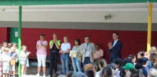 Sabine Foltin (1.v.l.), Sara Böhnisch (3.v.l.), Tanja Smigoc (4.v.l.) und Sascha Becker (5.v.l.) vom Kreis Mettmann, freuen sich gemeinsam mit Jessica Werner von der Polizei Mettmann (2.v.l.), Bürgermeister Christoph Schultz (1.v.r.) und den Schülerinnen und Schülern der Gemeinschaftsgrundschule Millrath in Hochdahl über ein tolles Jahresergebnis beim Projekt „Wir wollen gehen. Zu Fuß statt Elterntaxi“. Foto: Stadt Erkrath