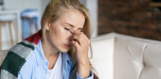 Chronische Schmerzen sind eine Belastungen im Alltag. Foto: Helios/iStock-1352919035