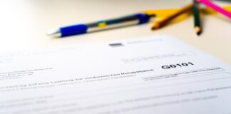 Ein Antrag für eine medizinische Rehabilitation liegt auf dem Tisch. Foto: pixabay