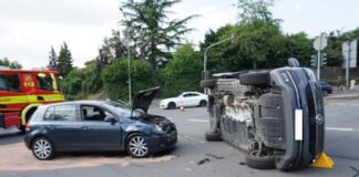 Die Unfallstelle: Ein Van kippte auf die Seite. Foto: FW Ratingen