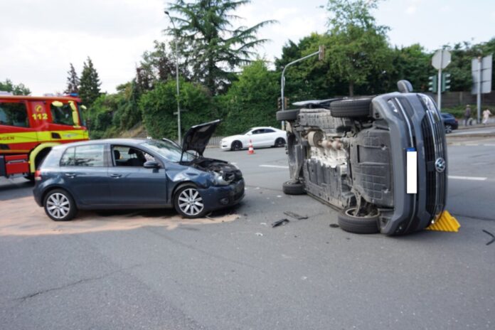Die Unfallstelle: Ein Van kippte auf die Seite. Foto: FW Ratingen