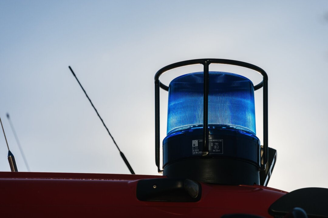 Ein Blaulicht auf dem Dach eines Einsatzfahrzeugs der Feuerwehr.