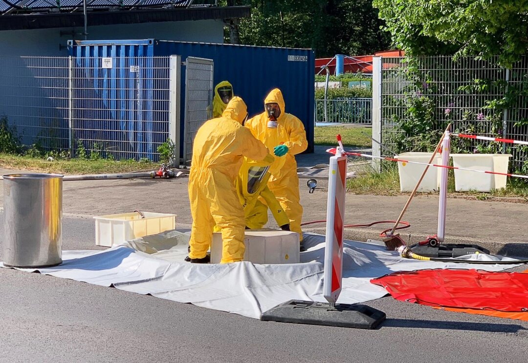 Spezialkräfte der Feuerwehr sind nach dem Chlorgas-Austritt im Freibad im Einsatz.