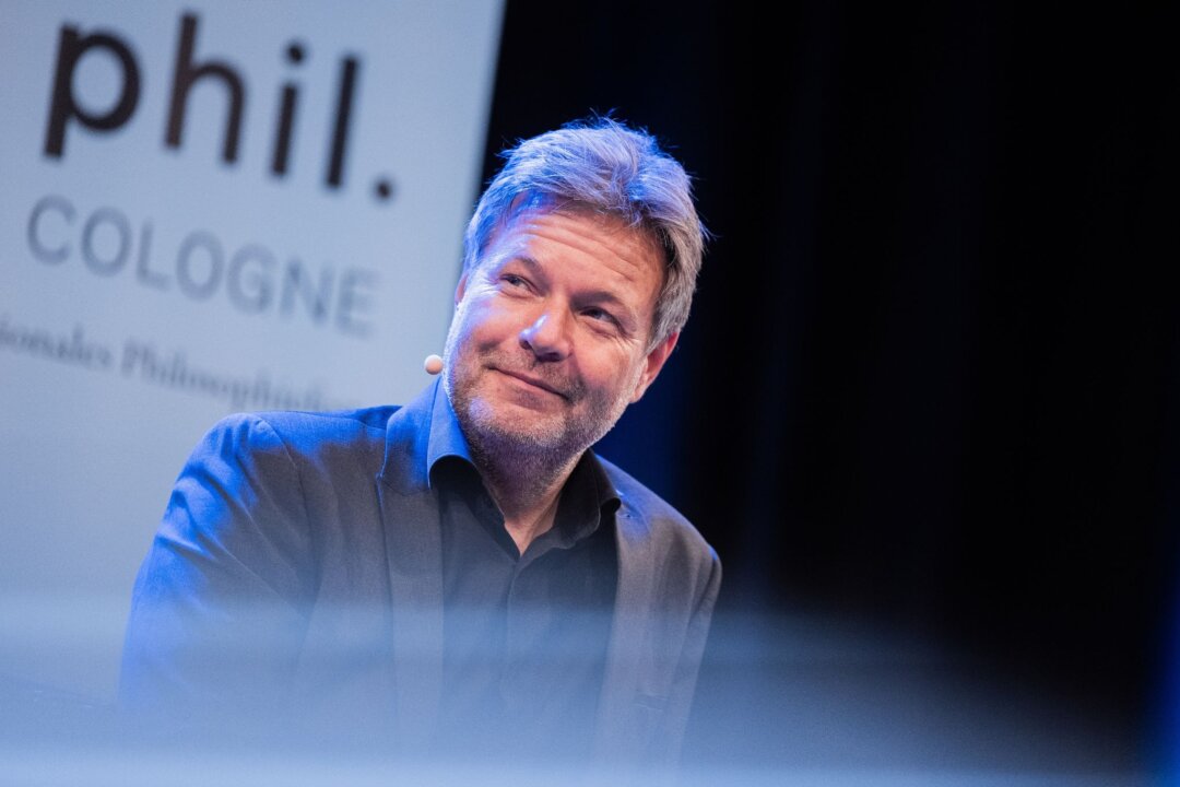 Bundesumweltminister Robert Habeck sitzt im Rahmen der Phil.Cologne im Kölner Funkhaus auf der Bühne.