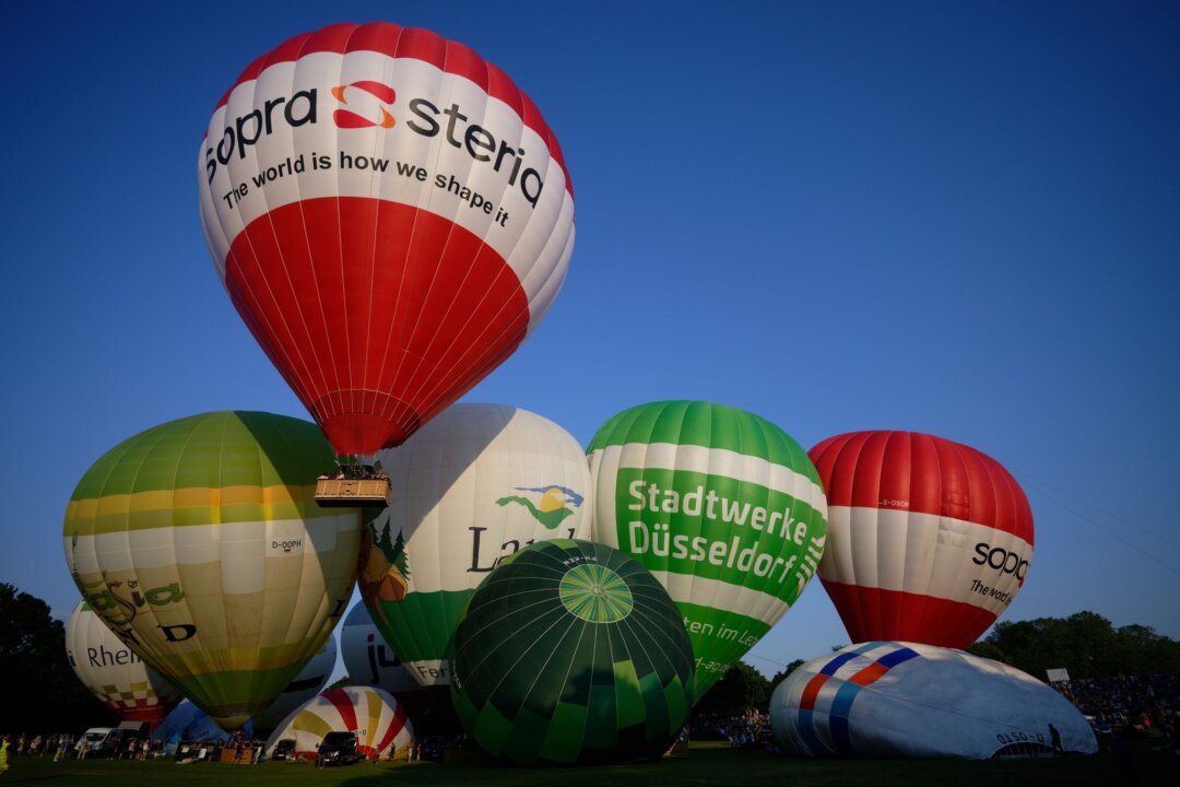 Heißluftballons starten bei der Eröffnung des 14. Ballonfestivals in der Rheinaue.