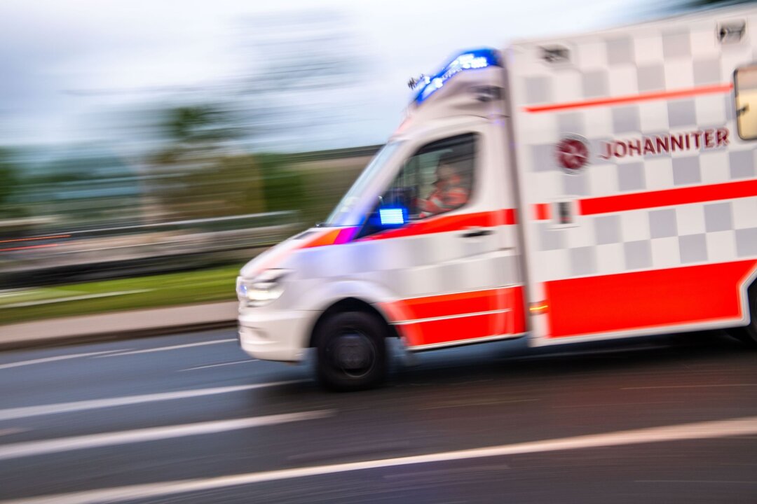 Ein Rettungswagen auf Einsatzfahrt.