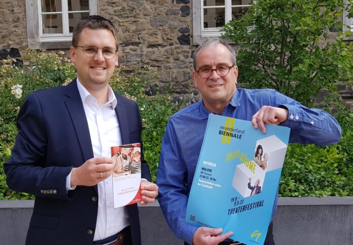 Kulturdezernent Patrick Anders (links) und Frank Stamm (rechts) vom Amt für Kultur und Tourismus freuen sich auf die neue Spielzeit. Foto: Stadt Ratingen