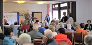 Bürgermeister Klaus Pesch informierte die Besucherinnen und Besucher des Seniorentreffs West über die Neubaupläne. Foto: Stadt Ratingen