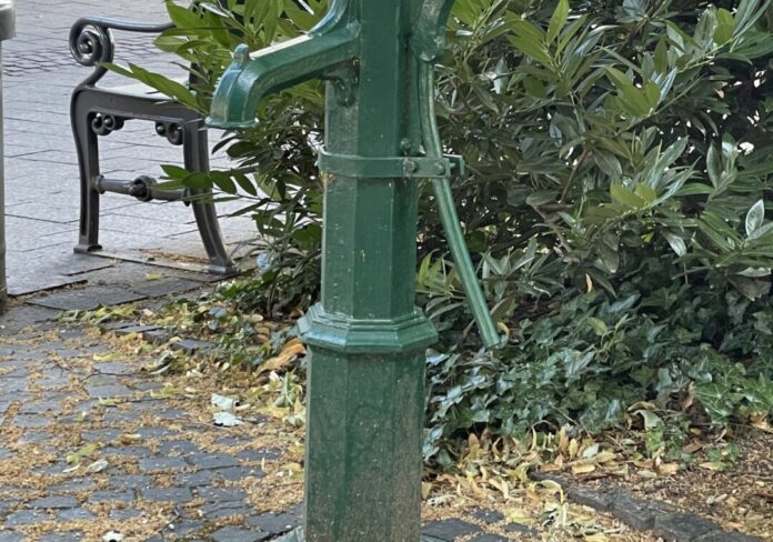 Die Trinkwasserpumpe an der Lintorfer Straße ist defekt, soll aber nach dem Willen der CDU-Fraktion repariert werden. Foto: CDU-Fraktion Ratingen