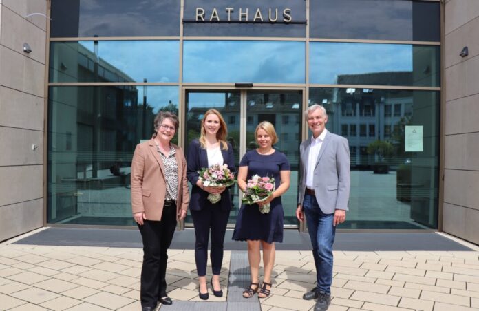 Bürgermeister Klaus Pesch und die Technische Beigeordnete Petra Cremer (links) begrüßten die neue Planungsamtsleiterin Magdalena Pötschke (2.v.r.) und die neue Abteilungsleiterin für Verkehrsplanung, Jana Büscher, im Rathaus. Foto: Stadt Ratingen Bürgermeister Klaus Pesch und die Technische Beigeordnete Petra Cremer (links) begrüßten die neue Planungsamtsleiterin Magdalena Pötschke (2.v.r.) und die neue Abteilungsleiterin für Verkehrsplanung, Jana Büscher, im Rathaus. Foto: Stadt Ratingen