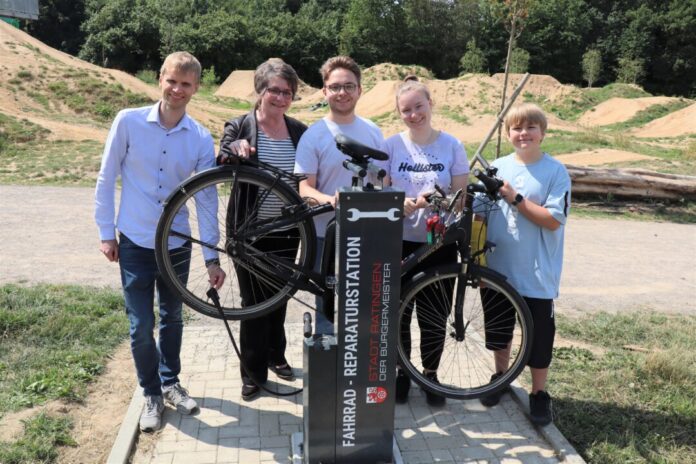Die Fahrradreparaturstationen gehen auf eine Initiative des Jugendrates zurück, der Standort am Dirt-Bike-Park in Hösel lag ihm besonders am Herzen. Zur Begutachtung trafen sich vor Ort (von rechts) Jesper Claus, Claus Köster, Finja Reuter (alle Jugendrat), Planungsdezernentin Petra Cremer und Kenny Weißgerber, zuständig bei der Stadt für den Radverkehr. Foto: Stadt Ratingen