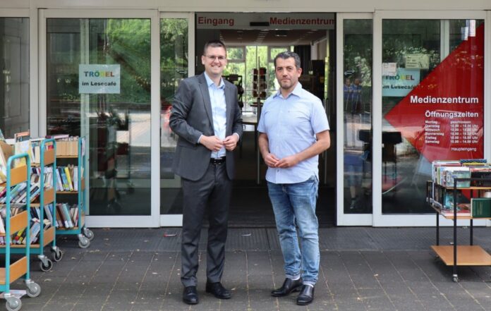 Erster Beigeordneter Patrick Anders (links) begrüßte den neuen Leiter der Ratinger Stadtbibliothek, Ahmet Özdemir. Foto: Stadt Ratingen Erster Beigeordneter Patrick Anders (links) begrüßte den neuen Leiter der Ratinger Stadtbibliothek, Ahmet Özdemir. Foto: Stadt Ratingen