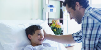 Ein Vater besucht seinen Sohn im Krankenhaus. Foto: Ergo Group
