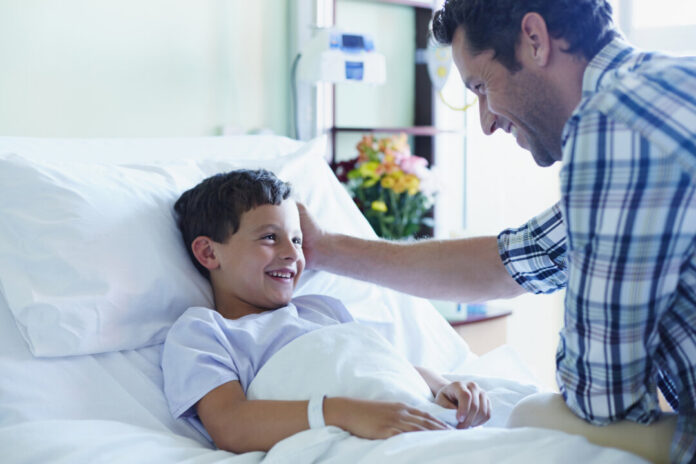Ein Vater besucht seinen Sohn im Krankenhaus. Foto: Ergo Group