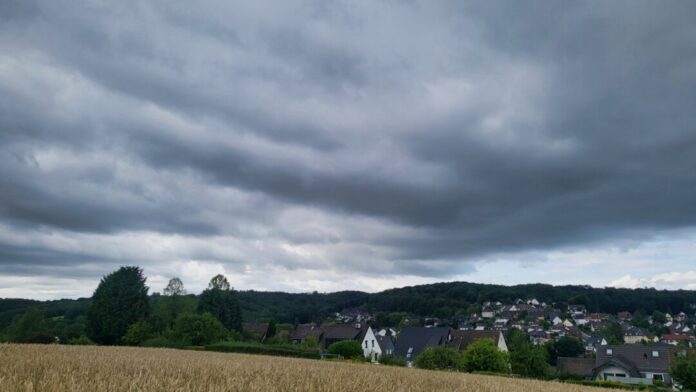 Dunkle Wolken am Himmel künden von Wind und Regen. Foto: Volkmann