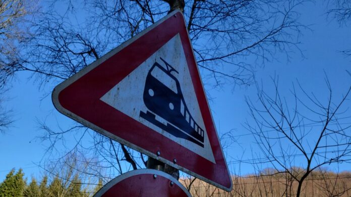Der Bahnübergang wird zeitweise gesperrt. Foto: Volkmann