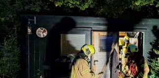 Die Feuerwehr im Einsatz an der Gartenlaube. Foto: FW Ratingen