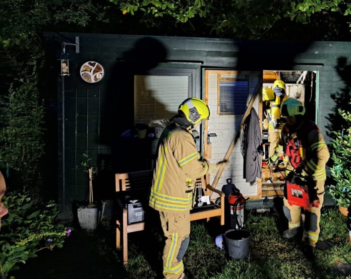 Die Feuerwehr im Einsatz an der Gartenlaube. Foto: FW Ratingen