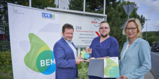 Die WKW Aktiengesellschaft aus Velbert, bekam am Dienstag die BEM-Prämie überreicht: Jörg Maslo Personalleiter für Deutschland, Björn Schlubeck Betriebssanitäter, Alexandra Schwarz LVR-Dezernentin Schulen, Inklusionsamt, Soziale Entschädigung. Foto: Dirk A. Friedrich/LVR