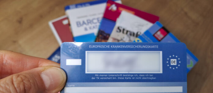 Krankenversicherung (EHIC), die auf der Rückseite der deutschen Gesundheitskarte aufgedruckt ist, hat man in allen Mitgliedsstaaten Anspruch auf Behandlung. Foto: VZ NRW
