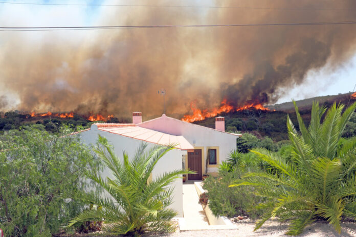 Die Verbraucherzentrale gibt Tipps für den Fall eines Feuers. Foto: VZ NRW/Adpic