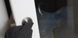 Kommt es zu einem Einbruch, können Schäden grundsätzlich über die Hausratversicherung geltend gemacht werden. Foto: VZ NRW/adpic