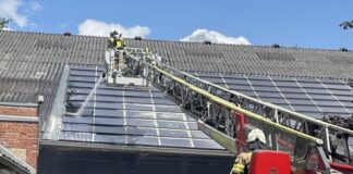 Die Feuerwehr erreichte den Brandort per Drehleiter. Foto: FW Mettmann