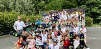 40 Kinder und Jugendliche nutzen die Ferienaktion in Mettmann, um beim Skateboard-Workshop von Westenergie unter Anleitung von Profis erste Erfahrungen auf dem Skateboard zu sammeln. Foto: Judith Meuter/Westenergie