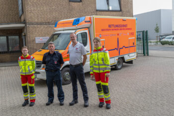 Jörg Reisgies, Sachgebietsleiter Rettungsdienst Feuerwehr Ratingen, und Thorsten Winking, Leiter Rettungsdienst DRK, mit einer Besatzung des RTW 3. Foto: FW Ratingen