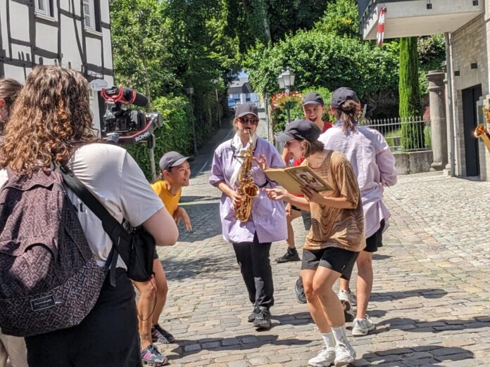 Künstlerinnen und Künstler performen in der Oberstadt. Foto: Dagmar Grotendorst