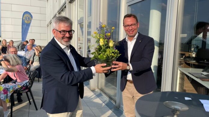 Amtsübergabe: Dirk Schulz folgt auf Michael Schüller beim Lions-Club Velbert/Heiligenhaus. Foto: privat