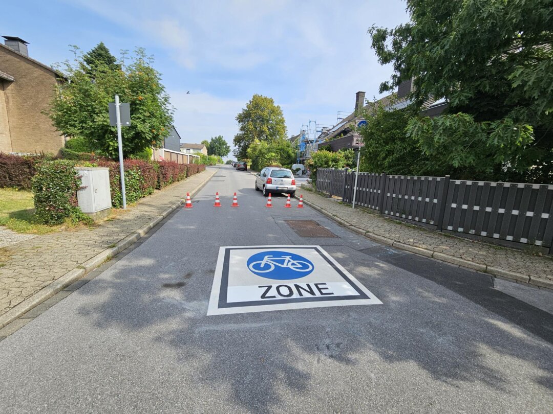 Die Pylone wurden aufgestellt, damit kein Auto über die noch nicht getrocknete Farbe des Piktogramms fährt. Foto: Kreisstadt Mettmann
