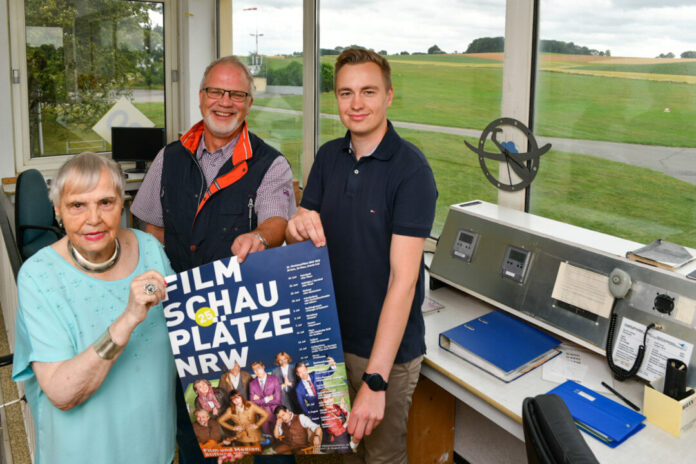 Ruth Ortlinghaus (Ak Kultur), André G. Saar (Stadtmarketing) und Kai Sonnenschein (Vorsitzender Sportflugverein Niederberg) haben das Programm zum Filmschauplatz vorgestellt. Foto: Mathias Kehren