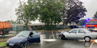 Am Donnerstagmorgen krachten die beiden Autos zusammen. Foto: Polizei