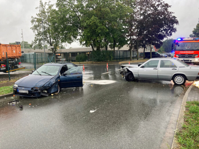 Am Donnerstagmorgen krachten die beiden Autos zusammen. Foto: Polizei