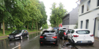 Der Schaden nach dem Crash an der Alleestraße ist groß. Foto: Polizei