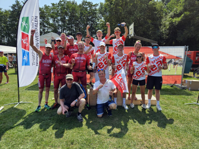Gruppenbild mit den TTR-Masters (li.), den „Jungen Wilden“ aus dem Bundesliga-Kader, dem Damen-Duo aus der NRW-Liga sowie „Fahnenschwinger“ Georg Mantyk (v. r.). Foto: TTR 08
