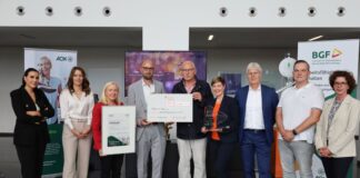 Afaf Chafni (Leiterin HR-Service, Fondium), Larissa Rohde ( Key Account Managerin, Fondium), Stefanie Betzer (AOK-Regionaldirektorin Düsseldorf/Kreis Mettmann), Thomas Rohde, Geschäftsführer (Fondium), Bodo Müller (Projektleiter Personalentwicklung Fondium), Sabine Deutscher (Vorstandsmitglied, AOK Rheinland/Hamburg), Norbert Bussmann (BGF-Institut), Marius Topp (Senior Systemadministrator IT-Infrastruktur, Fondium) und Susanne Thielmann (AOK-Geschäftsstellenleiterin ). Foto: AOK